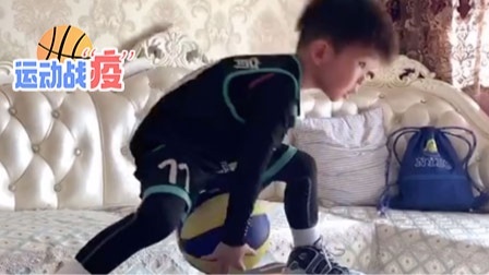 篮球少年大宽，疫情封门在家仍不忘练习球性