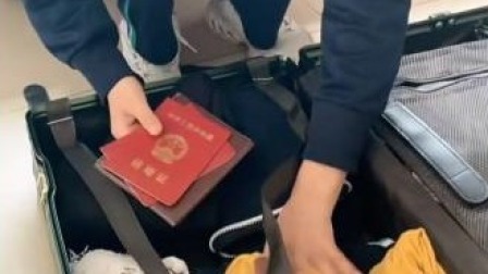 @所有人 担心爸妈离婚，女儿带着户口本上学