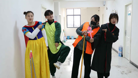 美女家务事 学生欺负环卫工人，小美用“变幻术”把她变成扫把和铲斗，真解气