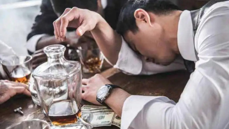 健康之路 长期酗酒对人体有哪些危害？别不当回事