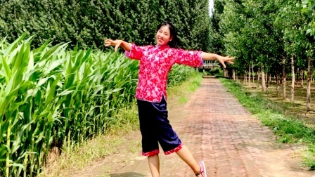 农村女子地头跳《一朵情花开》活泼动感，跳出好身材