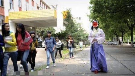 嘻嘻娱乐 2017 11月 中文系女大学生迷恋赵丽颖 只穿颖宝古装出门即使中暑也不脱 171120