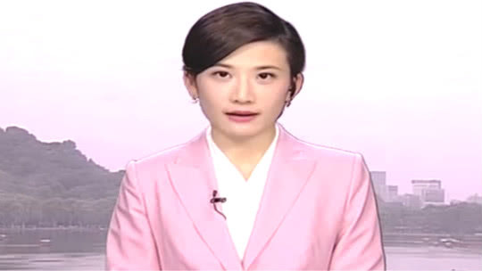 1818黄金眼 轿车冲向非机动车道 造成五人受伤