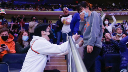 NBA热辣资讯 中国球迷在尼克斯主场求婚成功！这样的爱情那个女孩子不羡慕呢？