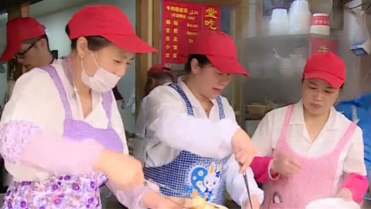 人气美食 石头火锅飘香四溢 一人一锅现场烹制锅底新鲜看得到