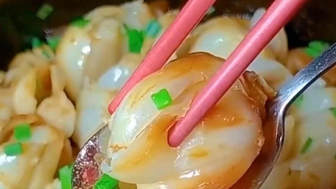 人气美食 砂锅焗兰州甜百合 锅边淋料酒提香