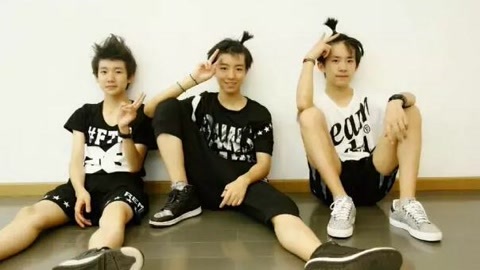 唱罢吹灯 熊孩子学跳tfboys掏粪男舞，太萌了