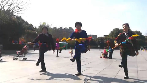唱罢吹灯 头一次看见大妈拿根棍子跳广场舞，也是醉了