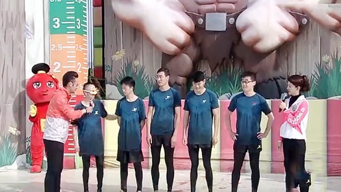 男生女生向前冲 男生队闯关成功