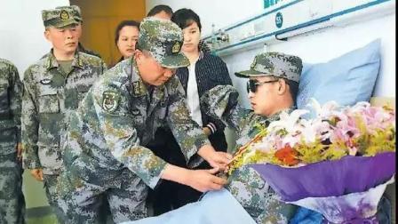 “杜富国”“到！”他举起断手敬军礼那一刻，让人泪崩