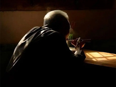 潜逃十八年的女凶手，八旬独居老人惨死家中