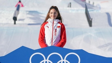 体育24小时速递 谷爱凌完成世界首个女子自由式滑雪前空翻两周加转体四周