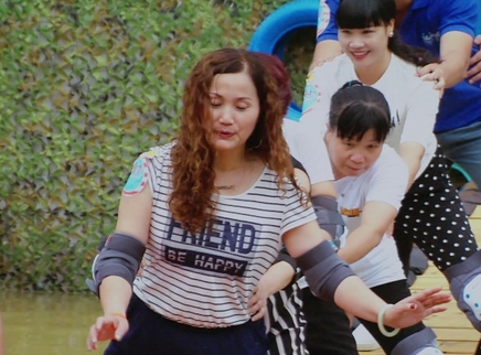 摇啊笑啊桥 “催婚”妈妈团难逃落水命运