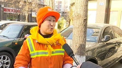 城市直通车 环卫工人捡钱包寒风里等失主