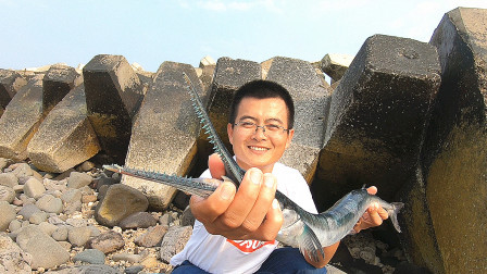 思乡渔夫 大风大浪后去赶海，竟碰到大鱼，满嘴都…