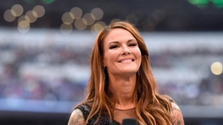 女子摔角不公平对抗！把对手像小鸡一样拎起来