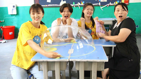 美女家务事 学生和老师为争体育课