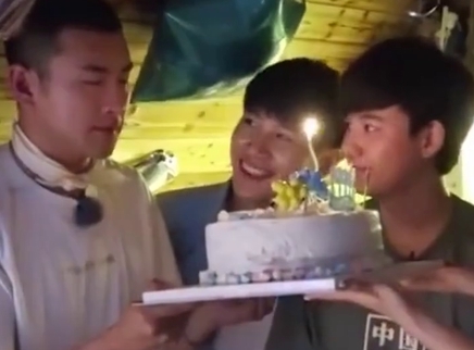 娱乐新鲜爆 王大爷是宝藏男孩！