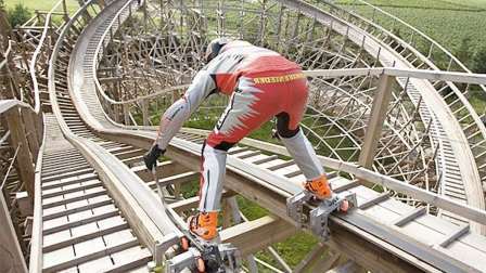 国外牛人又一“作死”挑战，踩轮滑玩过山车，1分钟冲下860米