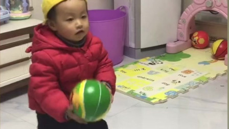 家里电视都没有 也不知道这孩子搁哪儿学的