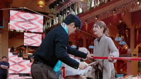 全员跳魔性龙虾舞 麦迪娜姜潮双人走钢丝