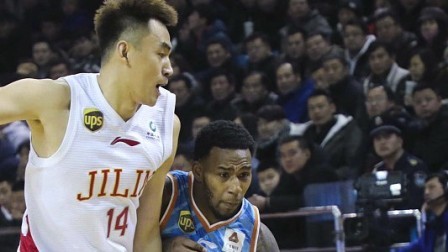 CBA 18/19赛季 吉林VS新疆第三节：兰佩发挥主力作用扳回比分，吉林72-66新疆