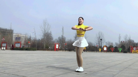 两个大老爷们《看美女跳舞像做贼一样》东张西望的