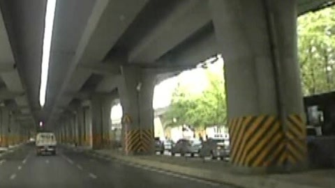 城市直通车 撞倒小孩人走了司机到底该咋办