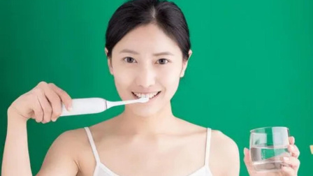 健康之路 刷牙经常出血？可能暗示几种病 赶紧注意啦！