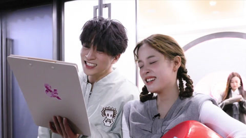 欧阳娜娜薛之谦深情合唱 周深直言歌曲太抢手