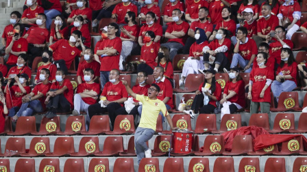 中国球迷现场助威国足 加油渐渐变沉默