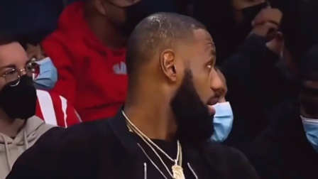 NBA热辣资讯 这就叫做排面！詹姆斯豪华兄弟团观战布朗尼大胜老詹高中母校！