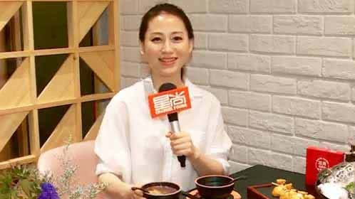 人气美食 巨型锅中炒底料！鳗鱼也能涮火锅？