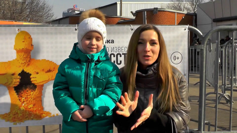 苏菲亚逛乐高艺术展