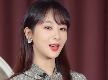 杨紫晒动耳技能挑战视频