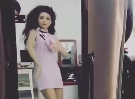 歌手多看点 2018 张天显摆不同颜色的袜子好可爱