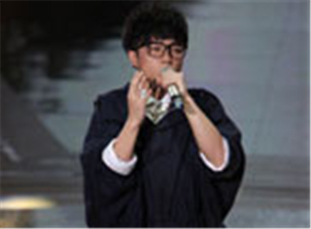 想唱就唱 快男模仿华晨宇“僵尸舞”