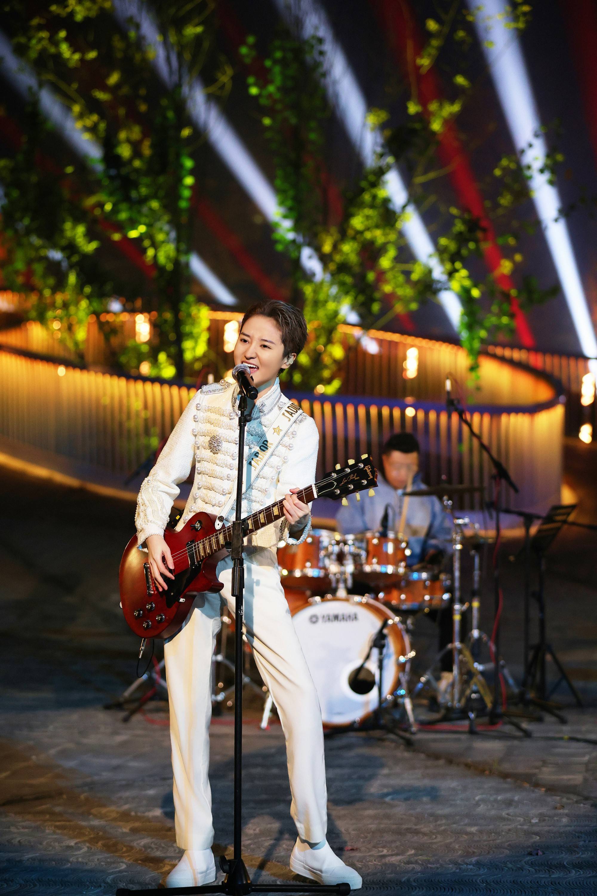 蒋一侨亮相央视2023重阳特别节目 摇滚演绎《远走高飞》获观众称赞 - 360娱乐,你开心就好
