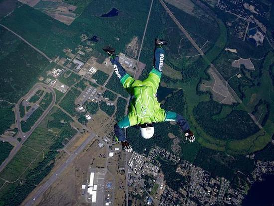 会玩!76000米高空不背降落伞跳 他将惊天一跃
