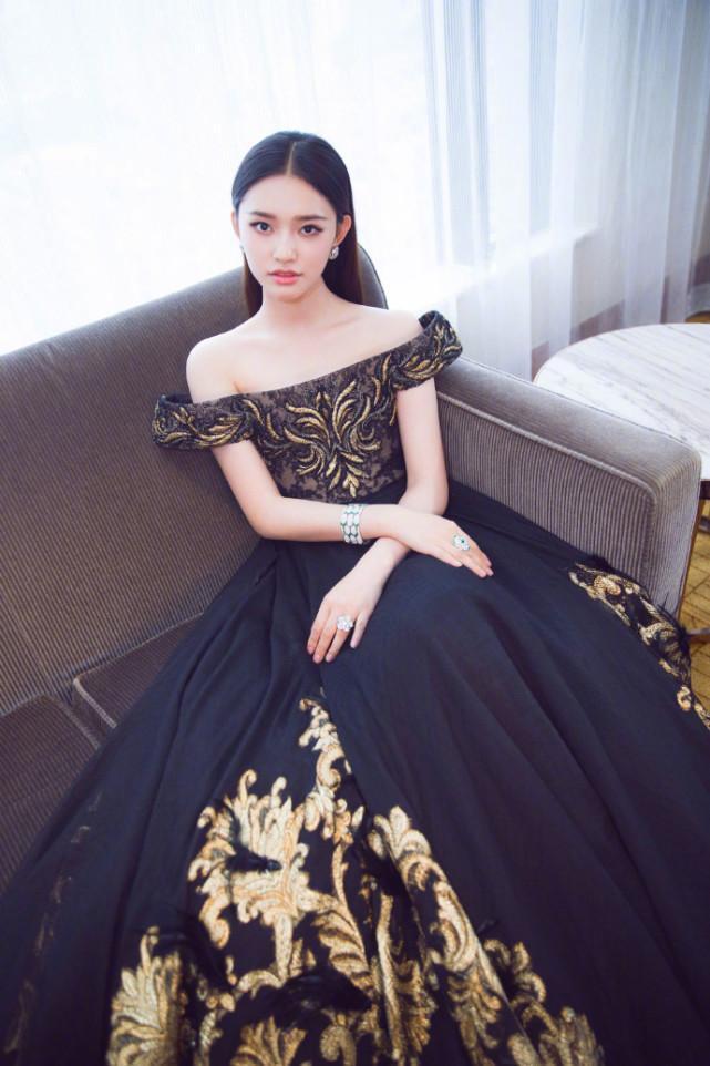 一字肩的礼服,露出那迷人的锁骨,看起来非常的迷人,看看这精致的脸蛋