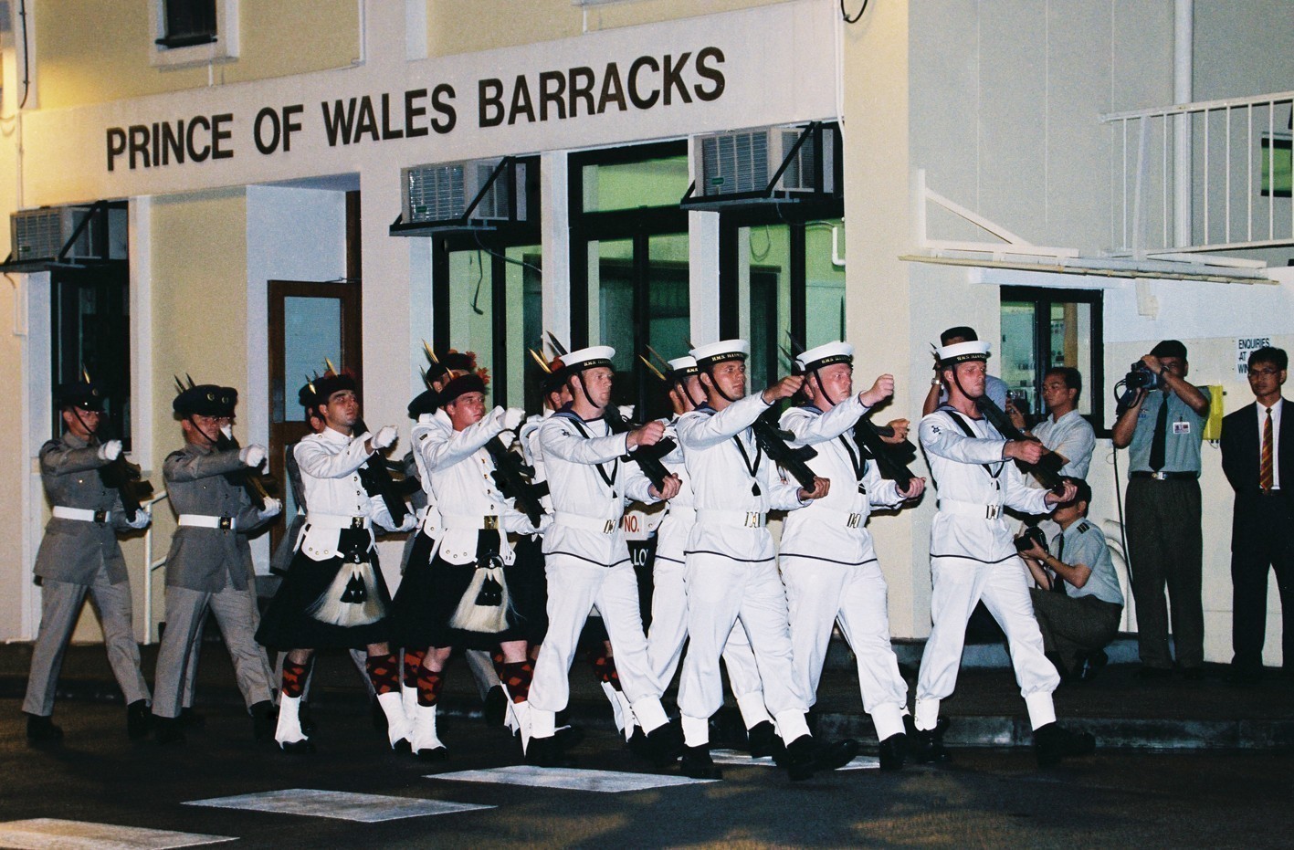 先期抵达添马舰营区的中国人民解放军驻香港部队人员,步入防务交接