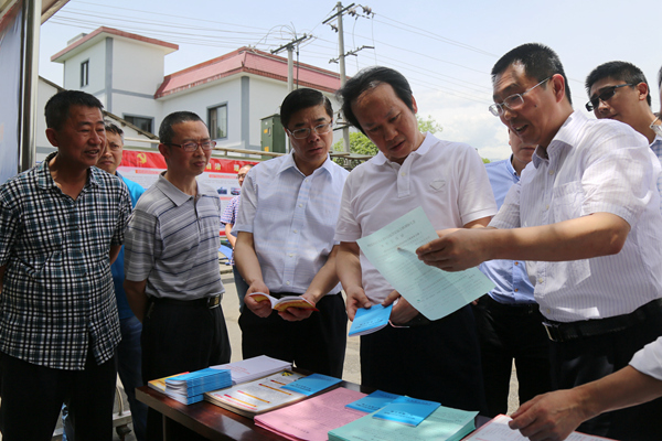 省纪委副书记郑东风专题调研我市"护根"行动