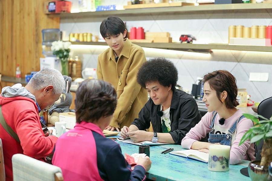 《青春旅社》王源李小璐晋升新店长责任满满 景甜学习打蛋绝技一展