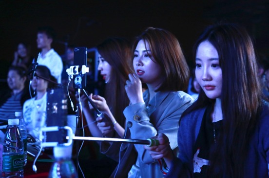 主播在现场直播互动