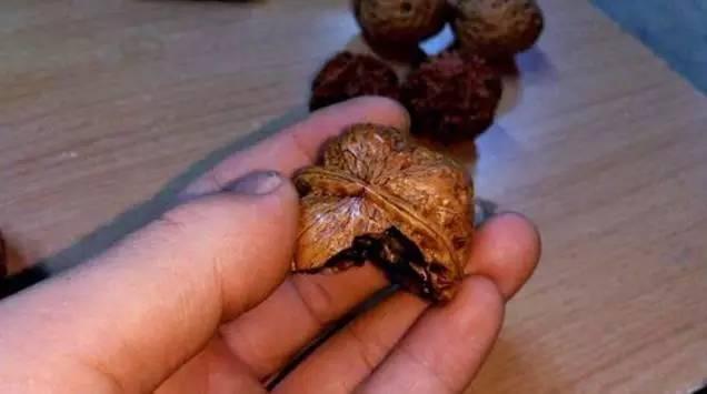盘了八年的老核桃说砸就砸,这才是真土豪!