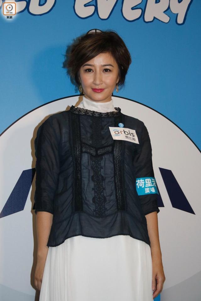 据《东方日报》报道,关咏荷出席慈善活动,被问及刘青云送妻子郭蔼明一