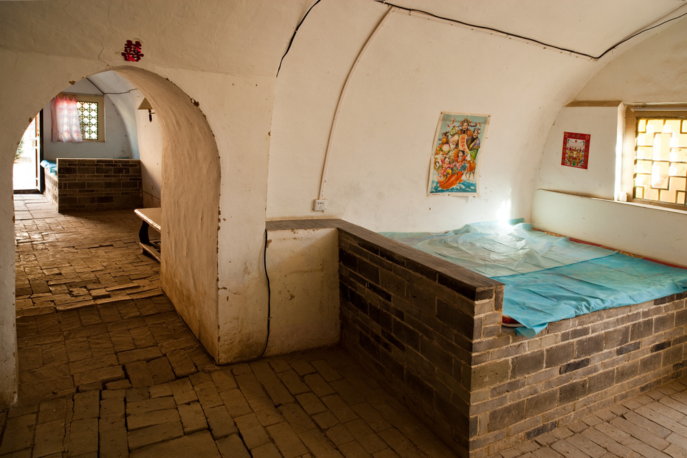 见村不见房,这个小村庄,房屋低于地面,村民生活在地下