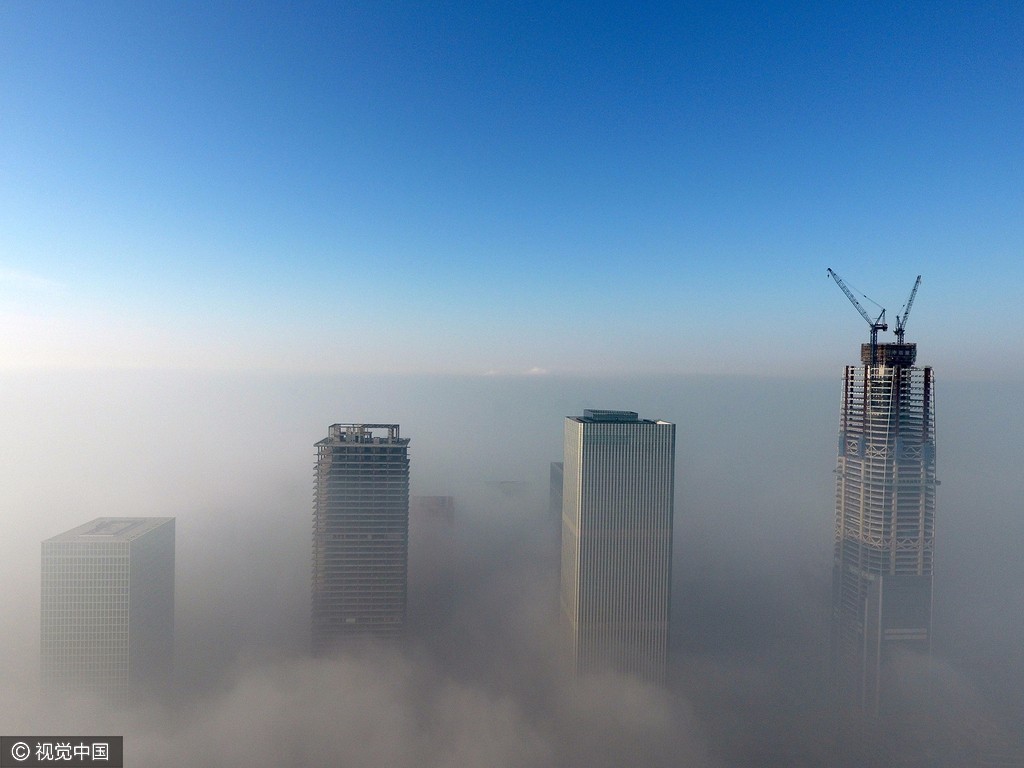 天津400米上空阳光明媚 雾霾下工人露天吃午餐