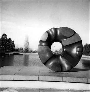 野口勇曾说;"我喜欢想像把园林当作空间的雕塑.