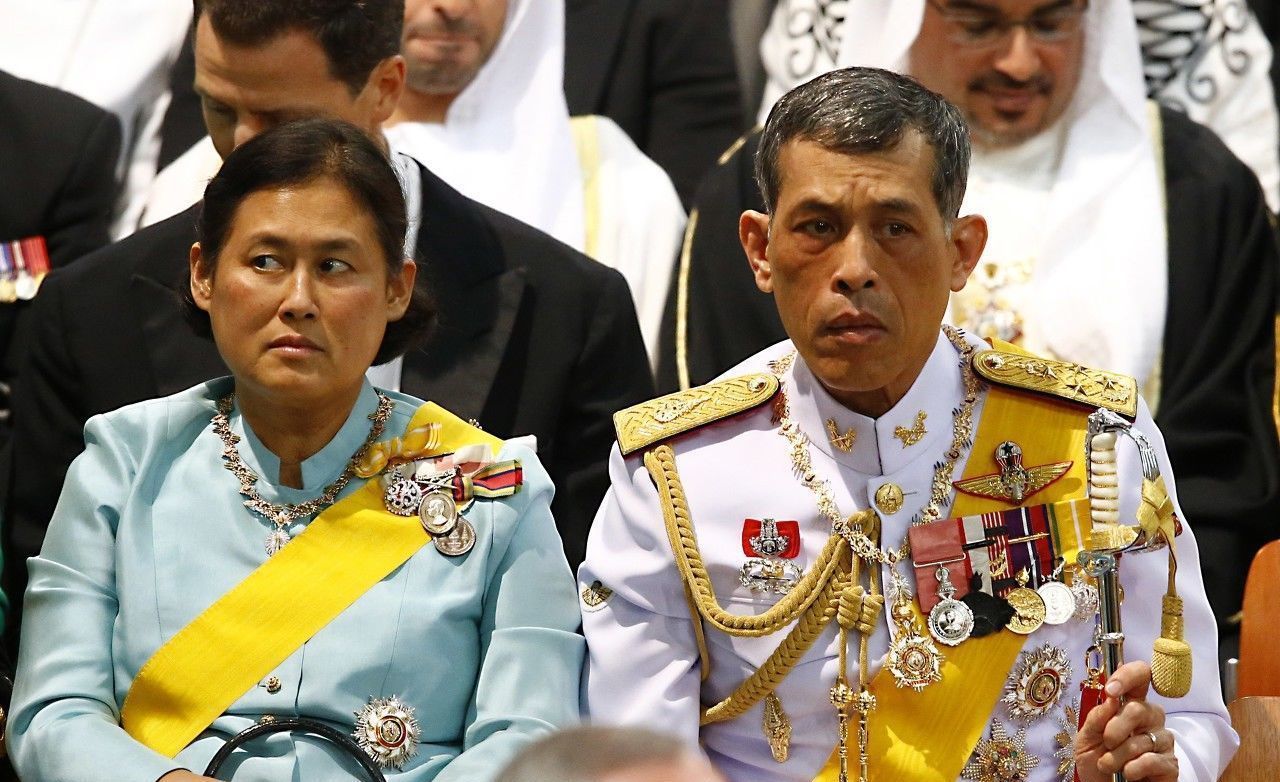 泰国新国王5月4日加冕,有三段婚姻多个情妇,前妻和子女被其流放